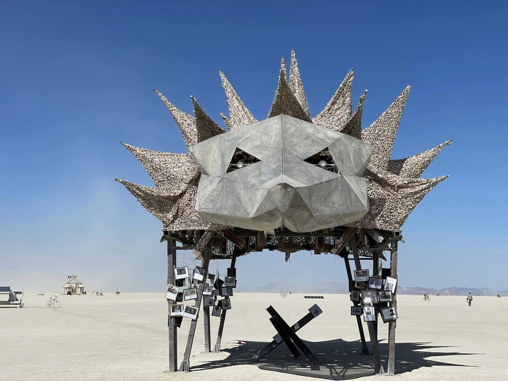 На американському фестивалі Burning Man встановили інсталяції від України — «Птаха Фенікса», що нагадує тризуб, та «Храм їжака», зробленого з протитанкових їжаків.